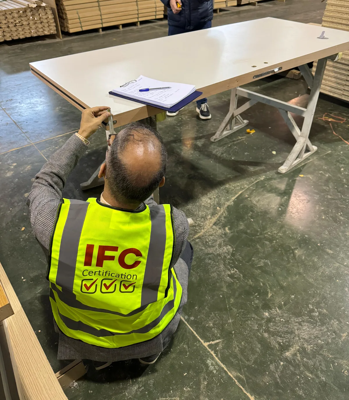 IFC Certification denetçisi Doorsmar üretim tesisinde kapı ölçümü yapıyor
